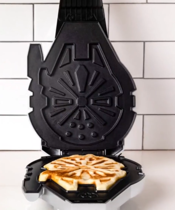 Millennium Falcon Waffle Iron - Photo 2